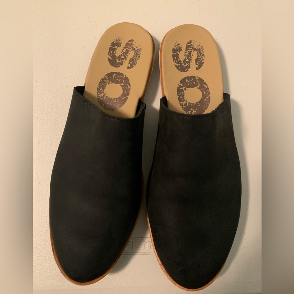 Sorel Ella black suede slip on shoe. Size 10.